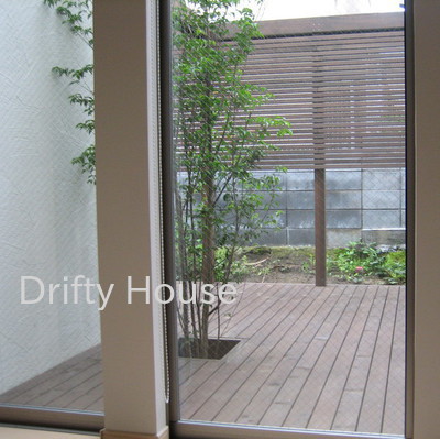 神奈川県横浜市金沢区Ｓ様邸お庭施工例/室内からお庭のウッドデッキ
